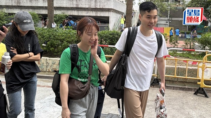 鄺小姐上樓尋找求婚戒指，她指大火令她要推遲婚禮，專注處理善後安排。梁國峰攝