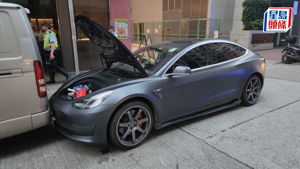 土瓜灣私家車撞兩「死車」，疑司機瞌眼瞓肇禍。黎志偉攝