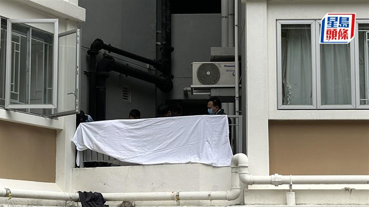 事主墮樓伏屍平台。劉漢權攝