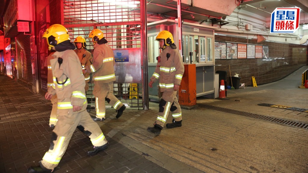 觀塘一座工廈平台起火，消防到場將火救熄。黎志偉攝