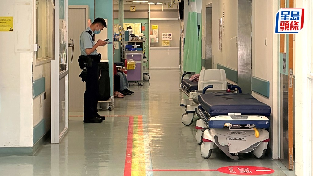 警員到醫院了解事件。梁國峰攝
