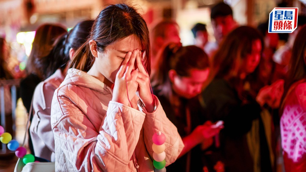 元宵节．多图︱黄大仙祠拜月老 善信绑红线求姻缘