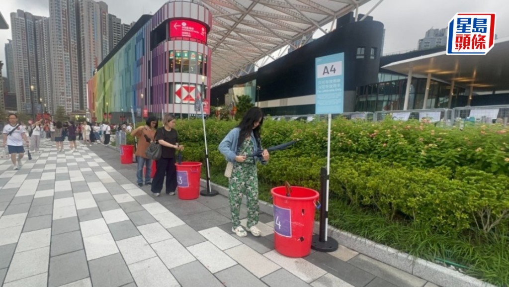 啟德體育園提醒觀眾預留充足交通時間，以及不可攜帶長傘進場。資料圖片