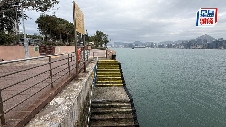 鰂魚涌公園男子在海邊游泳時遇溺，獲救起送院。梁國峰攝