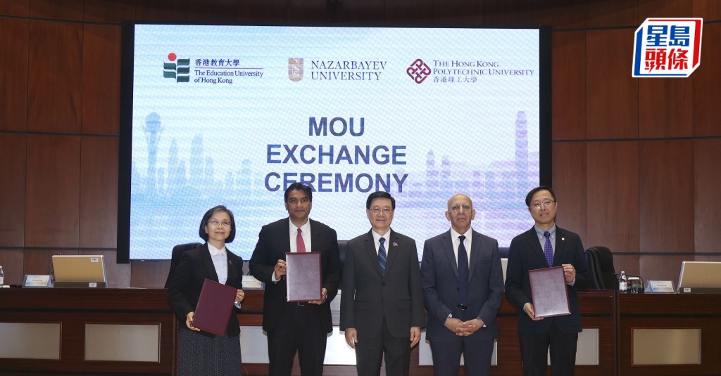 教育大學人文學院署理院長梁佩雲教授、納扎爾巴耶夫大學教務長 Rehan Sadiq教授、行政長官李家超先生和 納扎爾巴耶夫大學校長Waqar Ahmad教授 的共同見證下，簽署合作備忘錄