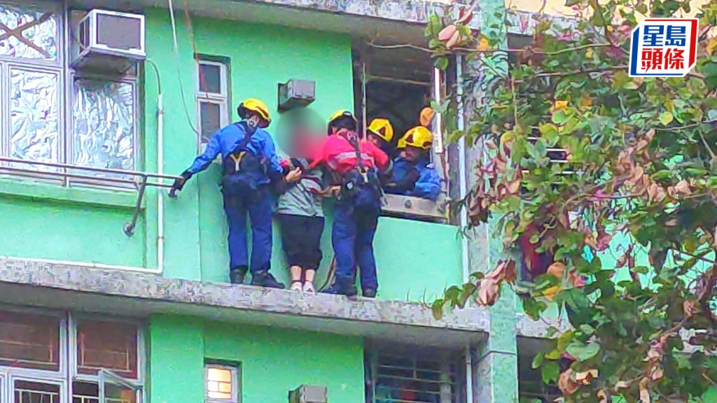 女子被消防救回屋內。蔡楚輝攝
