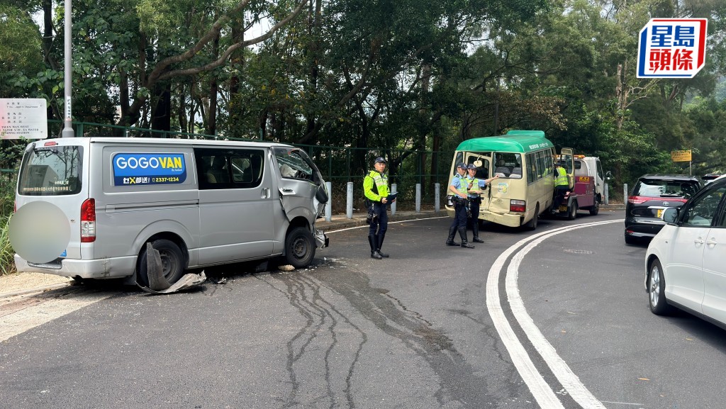 輕貨撞小巴車尾。梁國峰攝