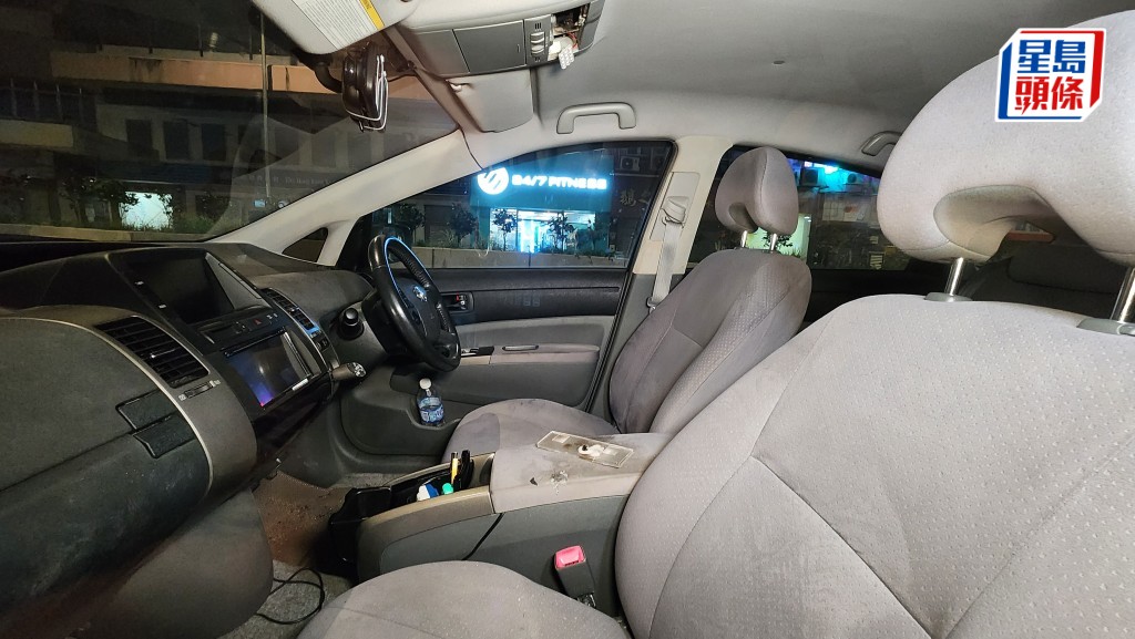 私家車內近司機位有LED燈組件懸吊在車頂。黎志偉攝