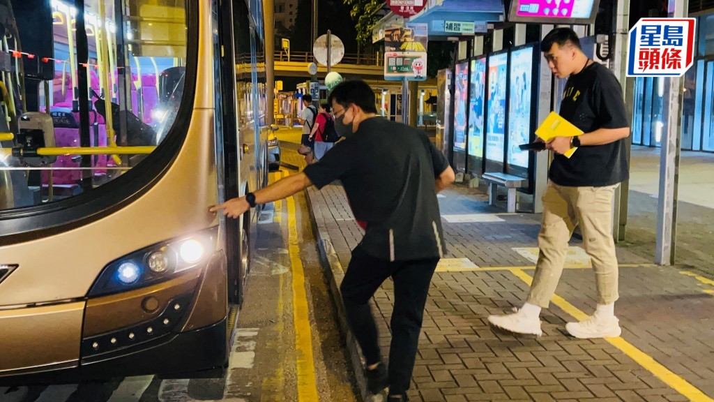 事主當日被推出馬路，右肩撞在巴士車頭位置再跌在地上。警方事後到場調查。資料圖片