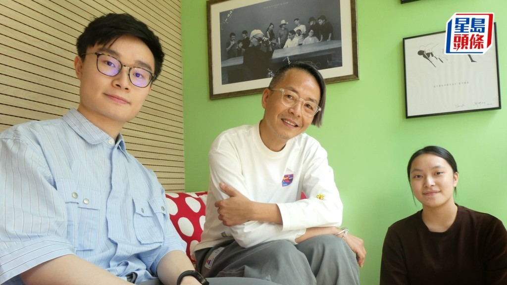 陳敬樂（左）與李穎浠（右）分別以歌傳情，訴說各自故事。周耀輝（中）樂見學生分享生活點滴，作為創作素材。歐文瀚攝