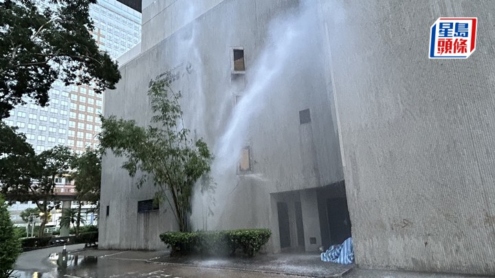 香港演藝學院對開分域街爆水管,射出10米高水柱。蔡楚輝攝