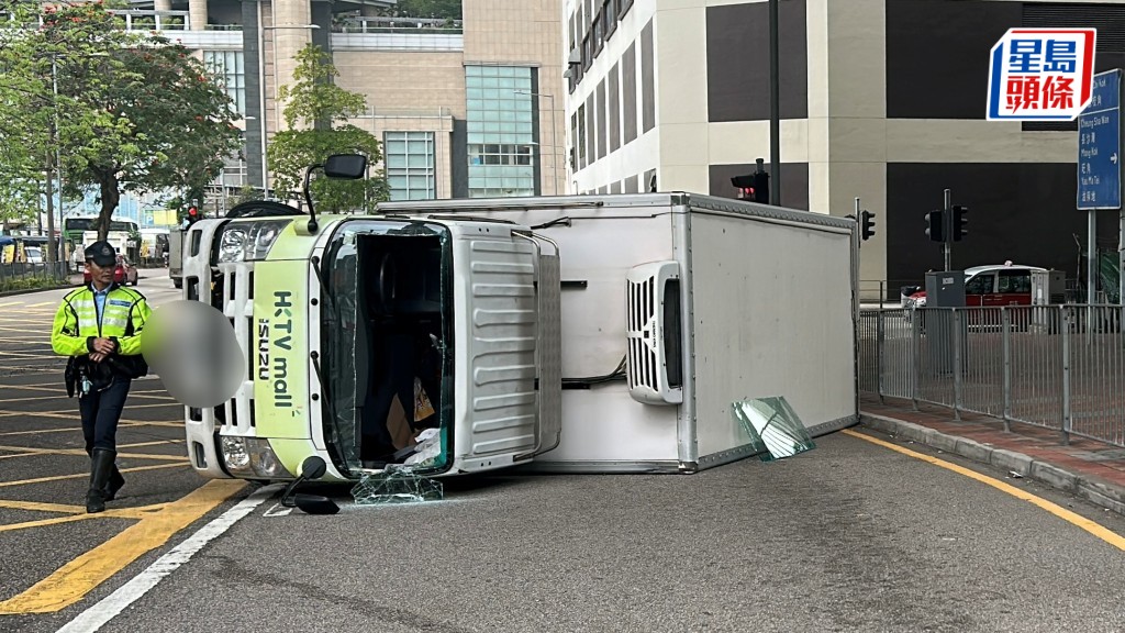 密斗貨車翻側。林思明攝