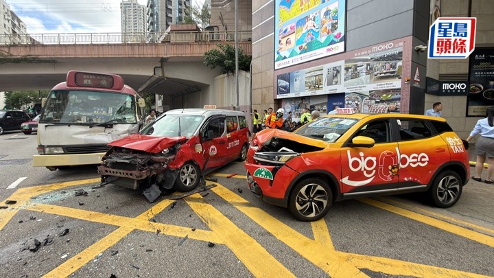 新世紀廣場外3車相撞，釀成5人受傷。梁國峰攝