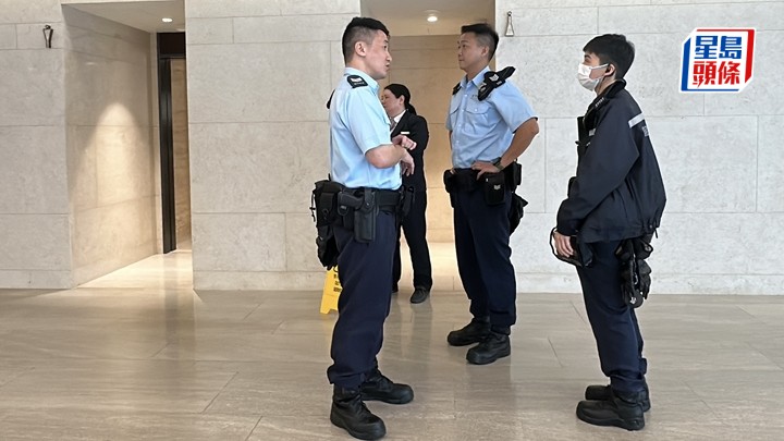 女子在廁所誕嬰，警員調查案件。劉漢權攝