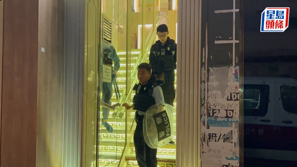 警員持盾牌登樓調查。蔡楚輝攝