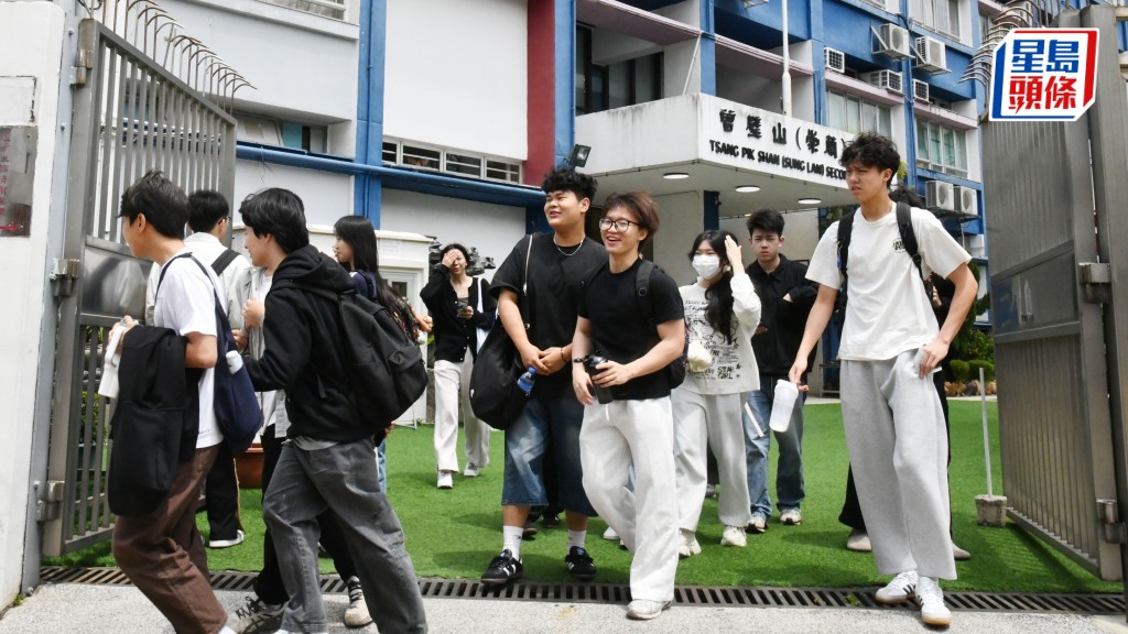 不少考生昨選答「在城市中，我看見了大自然的生命光芒」寫作題目，認為較易發揮。何健勇攝