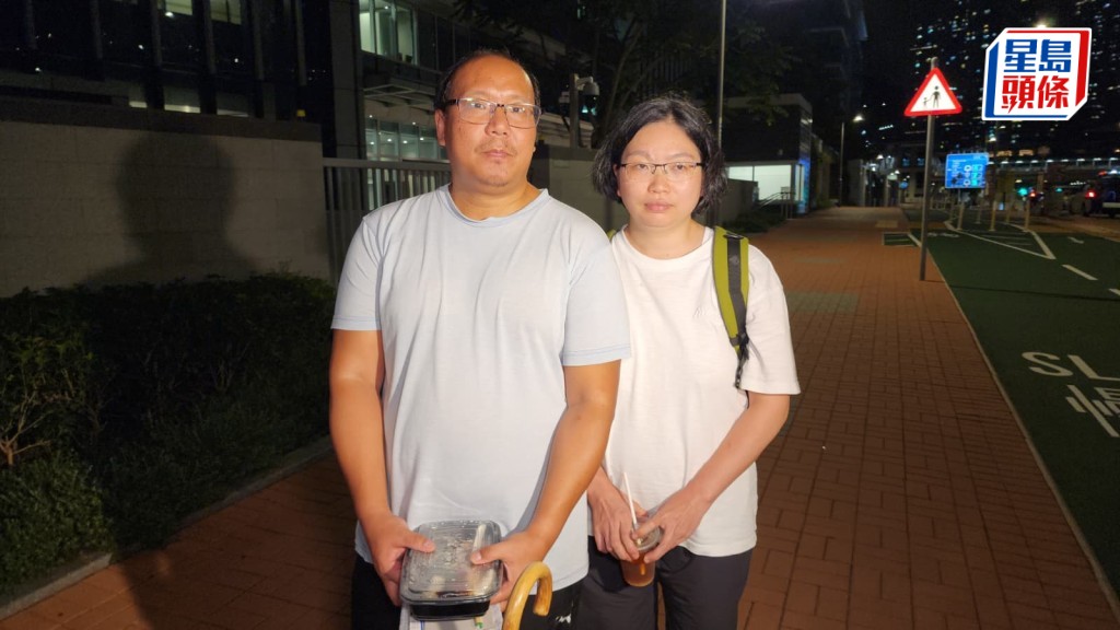 Danny父母凌晨離開入境處總局，聲稱DNA報告證實親子關係。黎志偉攝