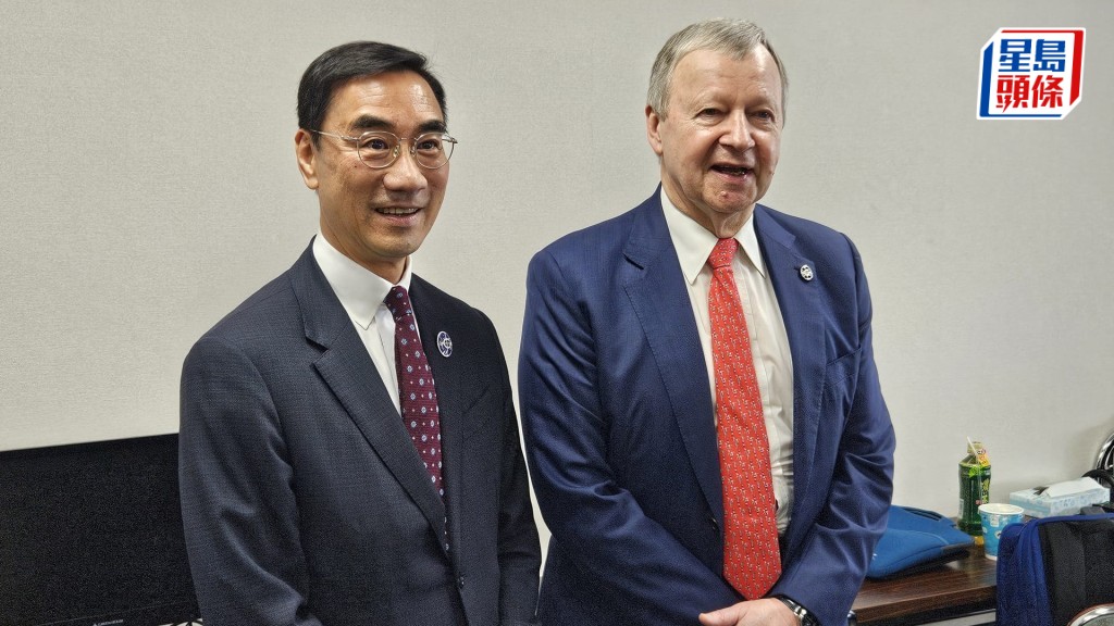 利子厚及應家柏到記者室探班，十分有心。