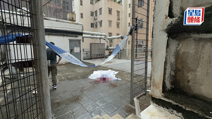 男子墮樓,伏屍平台。梁國峰攝