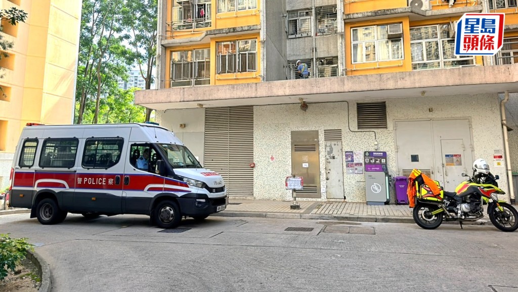 警车及救护车同到场。梁国峰摄