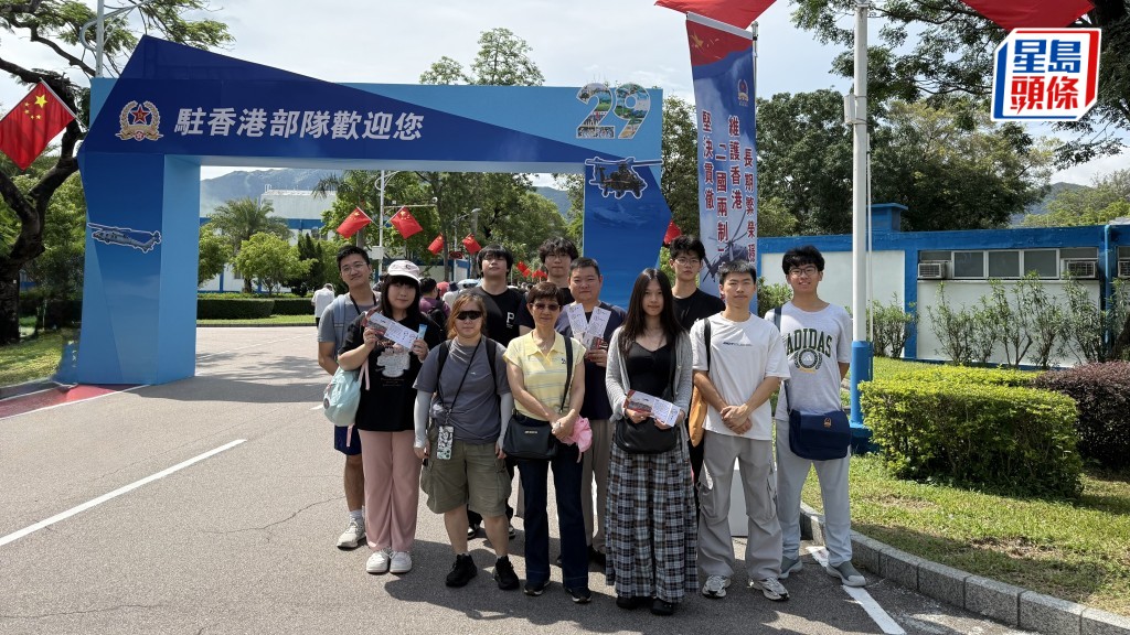 逾150名港專學生、校友及教職員分批參觀昂船洲、石崗及新圍駐港解放軍軍營。港專提供
