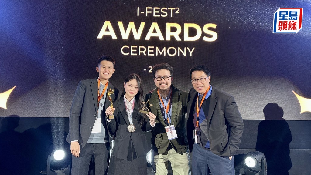 湛海堯（左二）憑藉「比夜光更光2.0」高效能夜光材料，在「突尼斯國際工程與科技節」勇奪總冠軍。陳憲章（右二）指團隊改善化學物料配方，在工藝上亦有改良。 受訪者提供