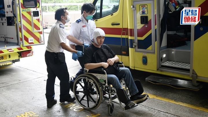 行山男子頭部受傷，包紮紗布後送院。楊偉亨攝