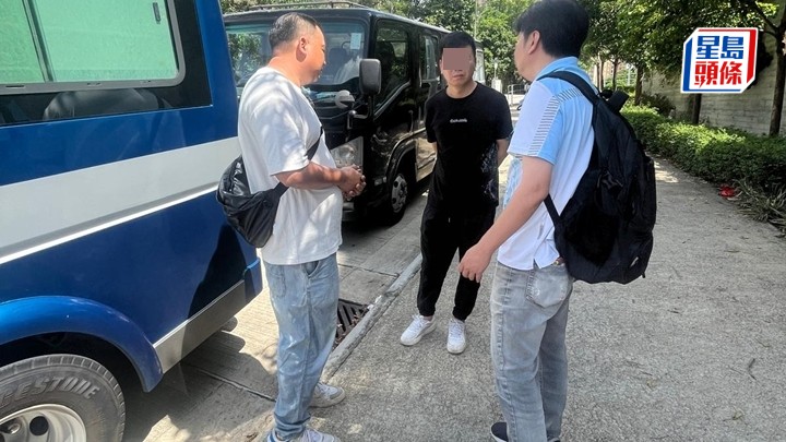 死者親屬在香港建造業總工會代表陪同下，到沙田富山殮房認屍。工會提供圖片