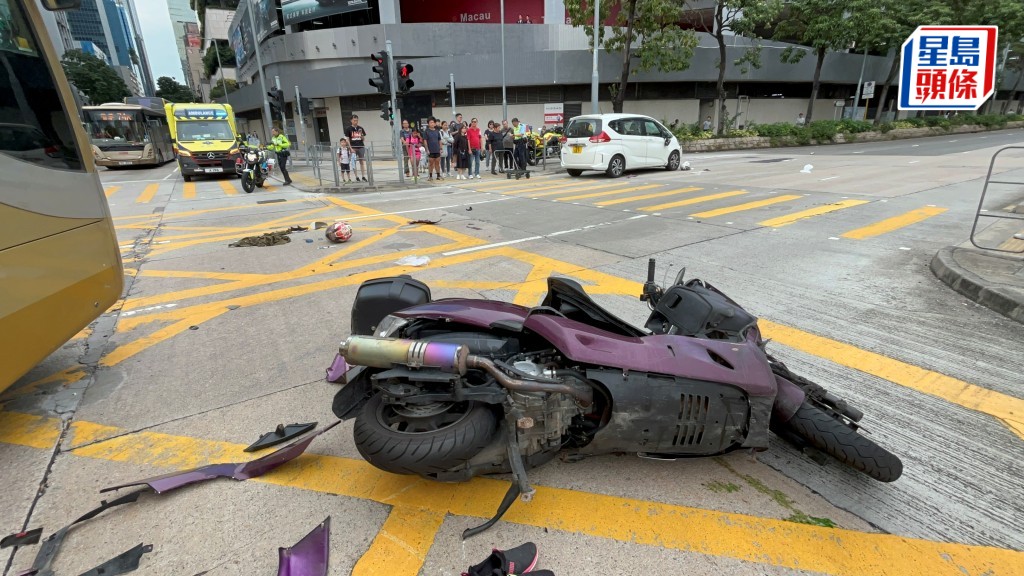 案發日死者駕駛電單車與七人車相撞，吐血送院後不治。資料圖片
