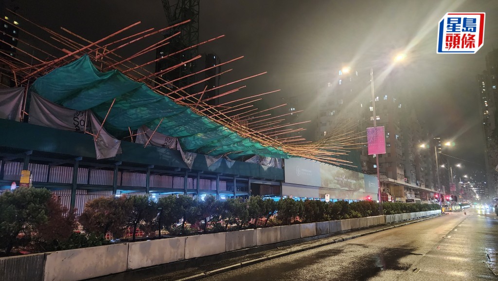 土瓜灣道一個地盤大型棚架倒塌。黎志偉攝