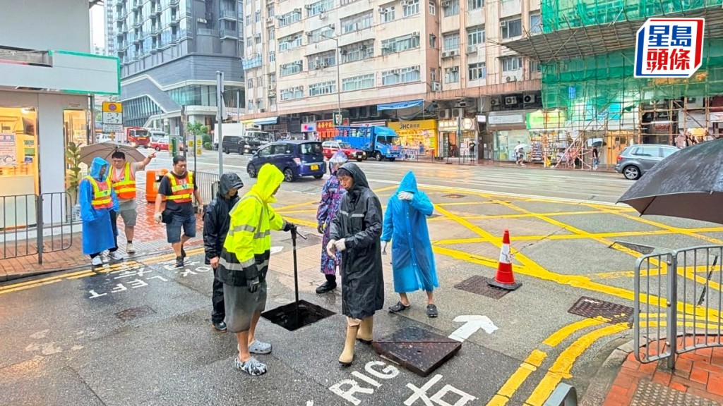 筲箕灣一帶陸續恢復供水。梁國峰攝