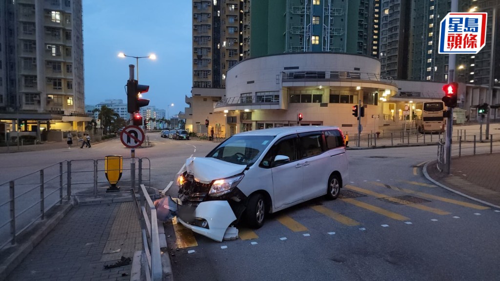 秀茂坪七人車失控撞鐵欄車頭損毀，司機不知所終。黎志偉攝