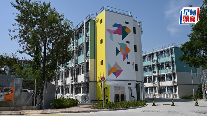男女在錦上路71號對開遇襲受傷。資料圖片
