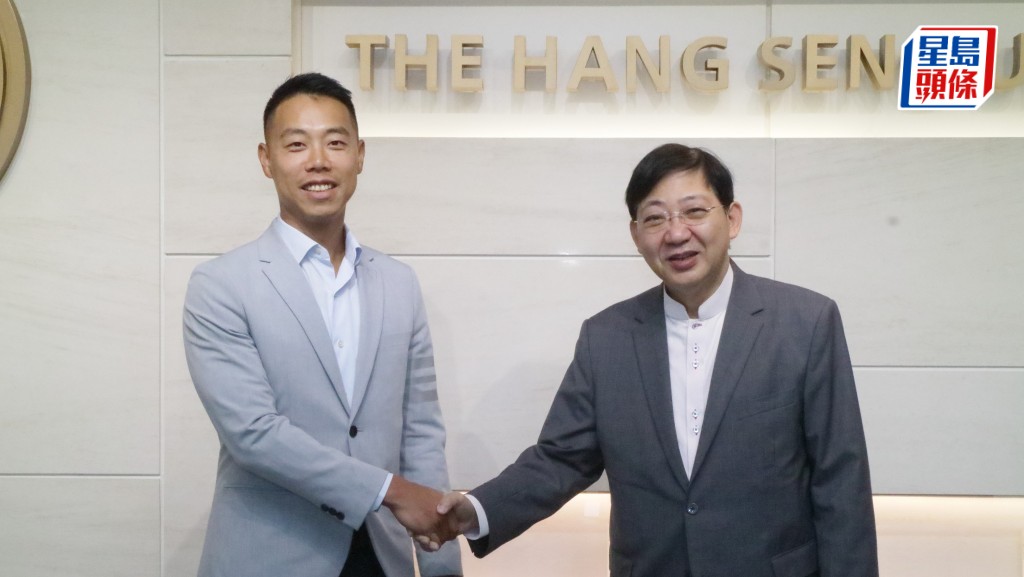 何順文(右)表示新宿舍有助應對學生人數增長帶來的宿位需求，以支持大學長遠發展，左為鄧灝康。恒大提供