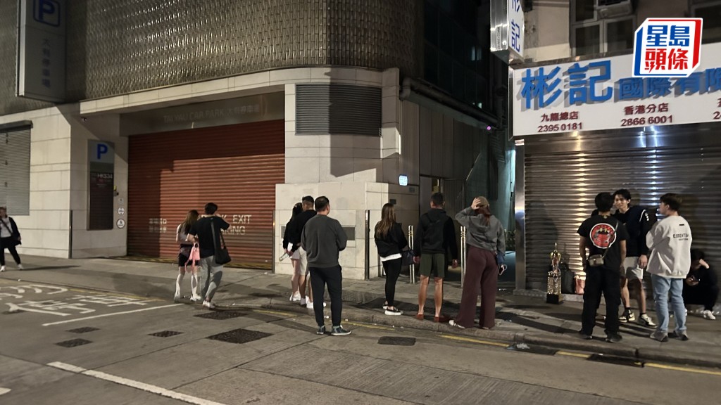 灣仔停車場凌晨關閘 13車被困場內 警列投訴處理。蔡楚輝攝