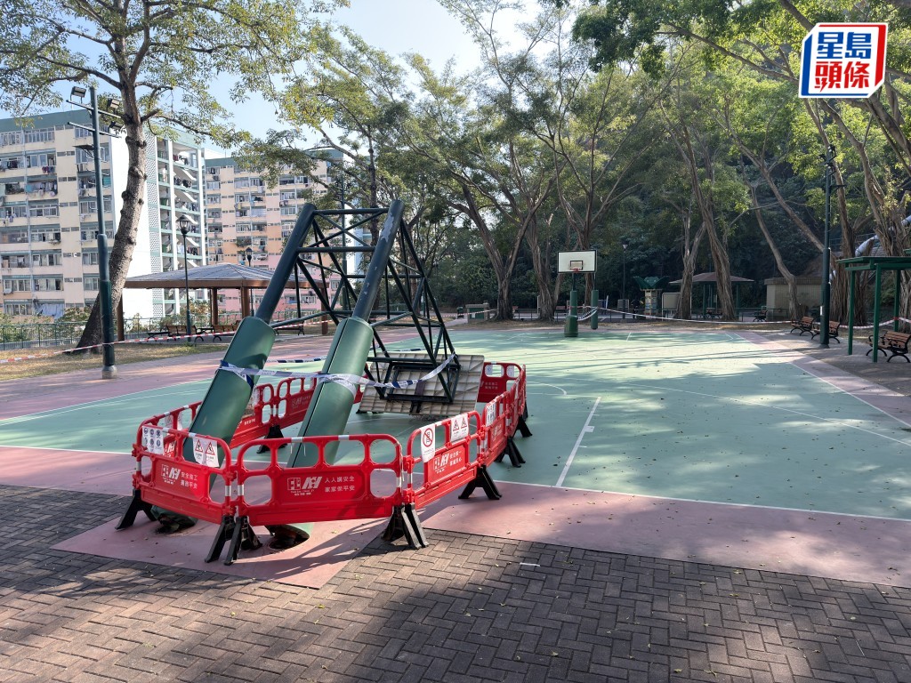 塌下的籃球架仍未移走。梁國峰攝 