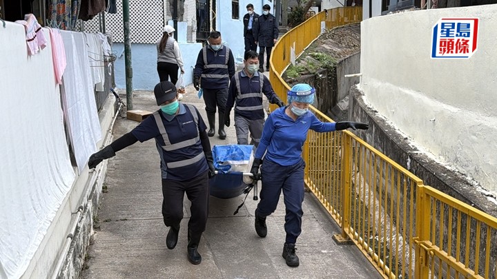 仵工抬走死者遺體。梁國峰攝