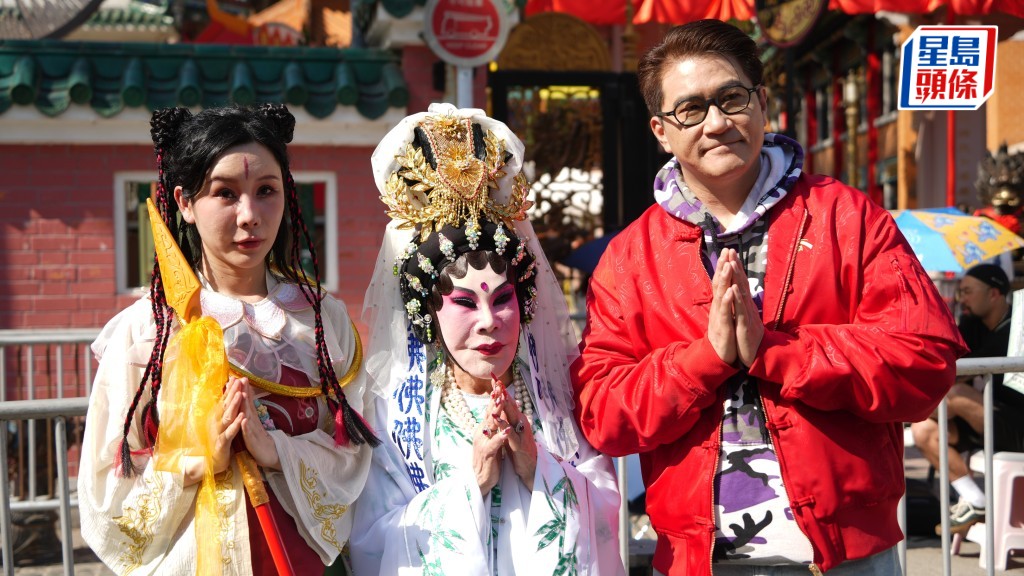 頭炷香︱黃大仙祠晚上9時起開放  常客黃夏蕙扮觀音祝願市民馬上有錢。吳艷玲攝