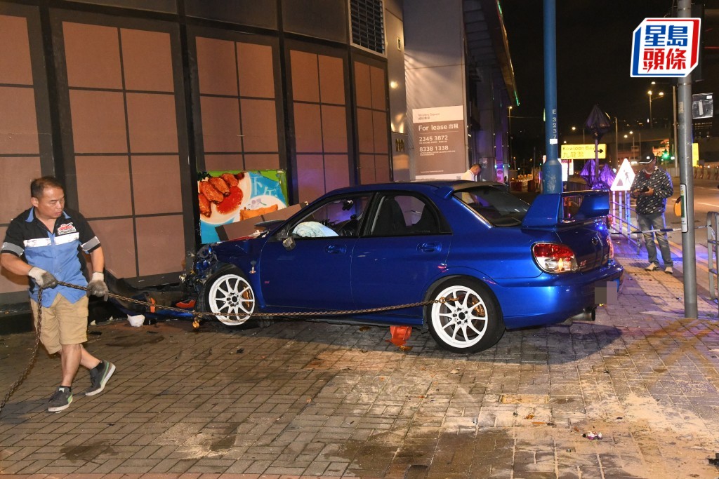 私家車失控剷上行人路，撞向餐廳外牆。蔡楚輝攝