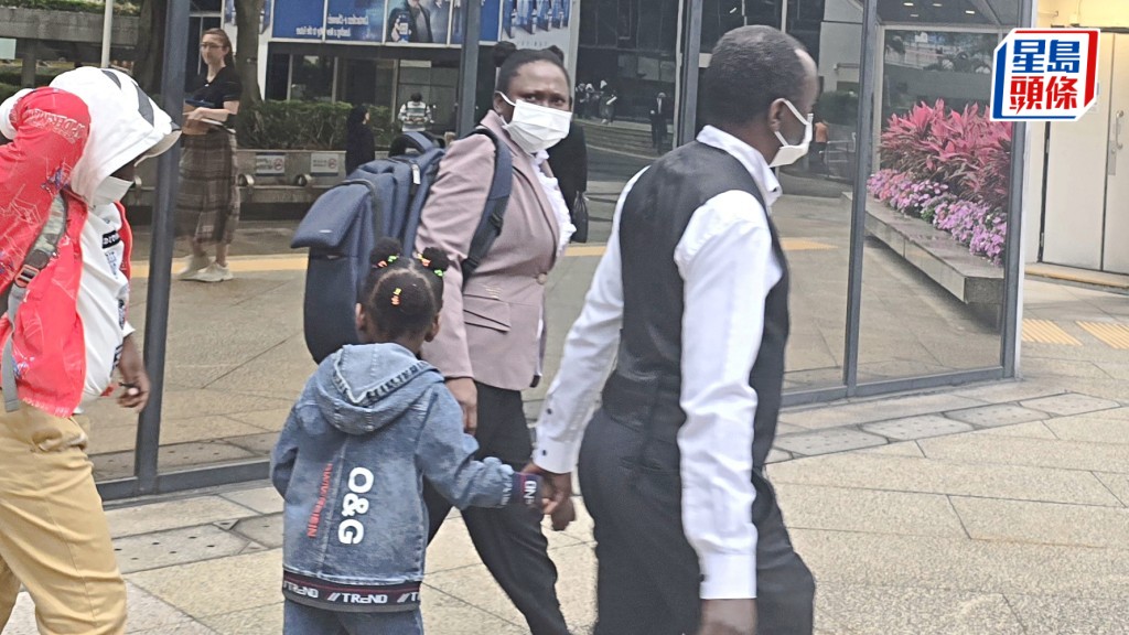 原告SOJOBI Akpevwe Joyce（面向鏡頭）稱經濟困難無力負擔訟費。王仁昌攝