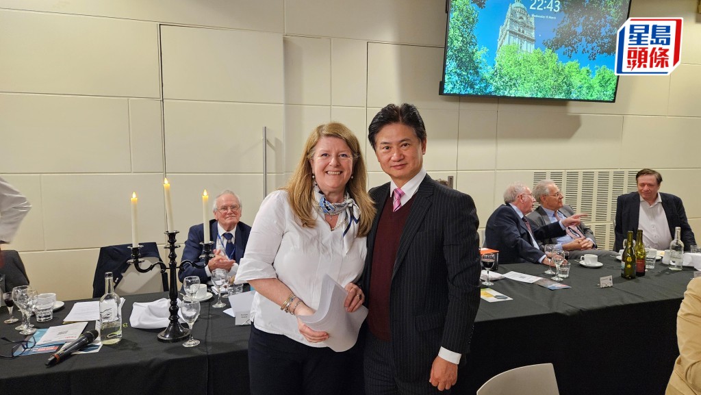 吳宏偉（右）成為朗肯講座自1961年設立以來首位華人主講者。圖為吳宏偉與英國岩土力學與工程學會主席Chaido Doulala-Rigby工程師（左）合照。科大提供