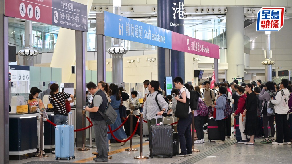 内地五一黄金周踏入尾声，西九龙高铁站陆续有旅客离港。