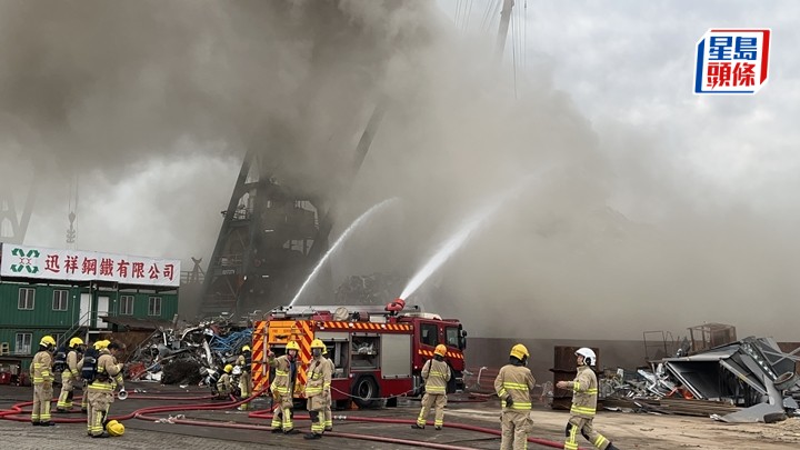 貨船廢料起火，消防開喉灌救。蔡楚輝攝