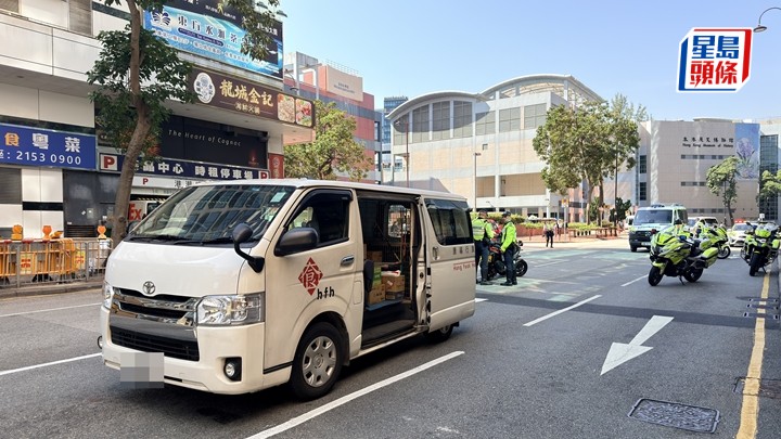 輕型貨車撞倒女途人。梁國峰攝