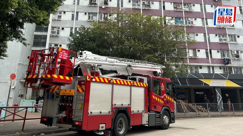 牛頭角啟業邨啟賢樓一單位冒煙,男住客昏迷不治。林思明攝