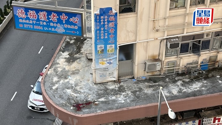 男子墮樓死亡，平台遺下血迹。梁國峰攝