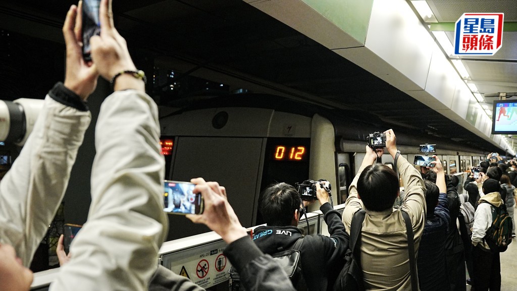 復刻白頭列車．多圖｜尾班車晚上回廠  鐵路迷高舉相機送別「好唔捨得!」