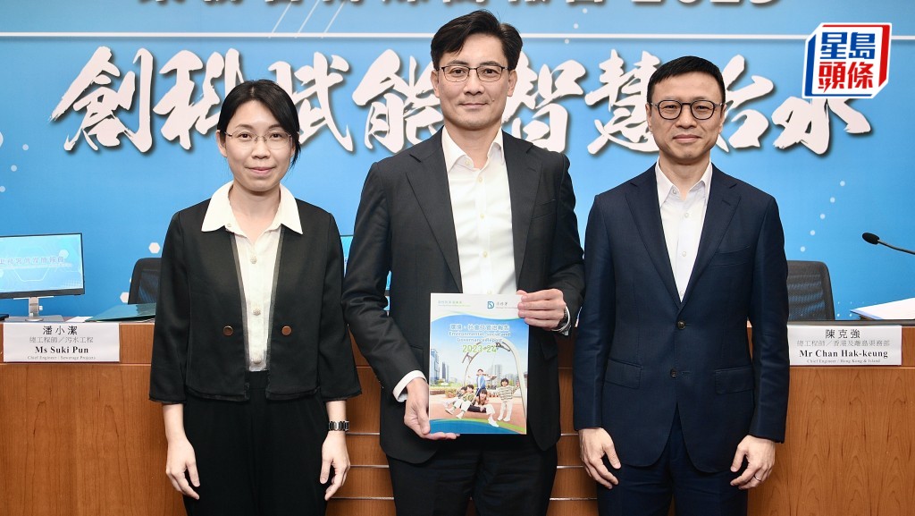 渠務署署長莫永昌(中)指極端天氣帶來特大暴雨,為香港帶來前所未有挑戰。陳浩元攝