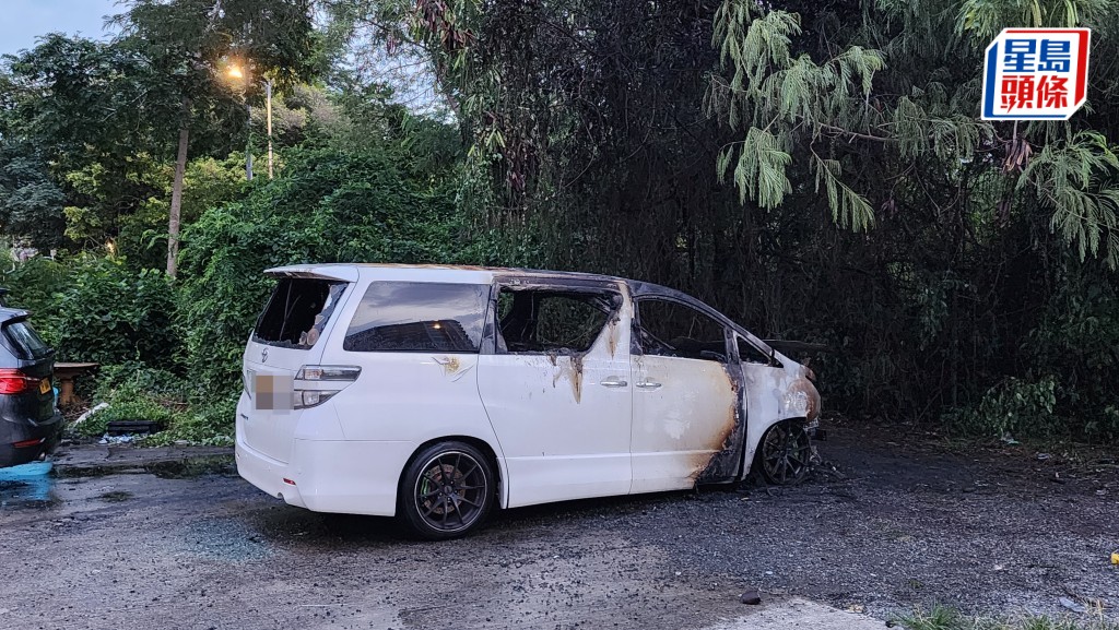 七人車嚴重焚毀。黎志偉攝