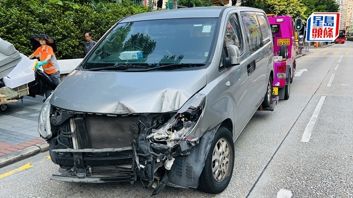 貨Van損毀由拖車拖走。蔡楚輝攝